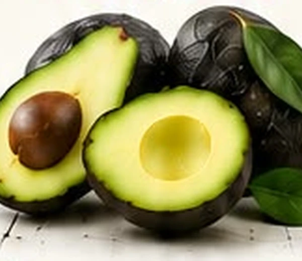 Aguacates Hass enteros y abiertos
