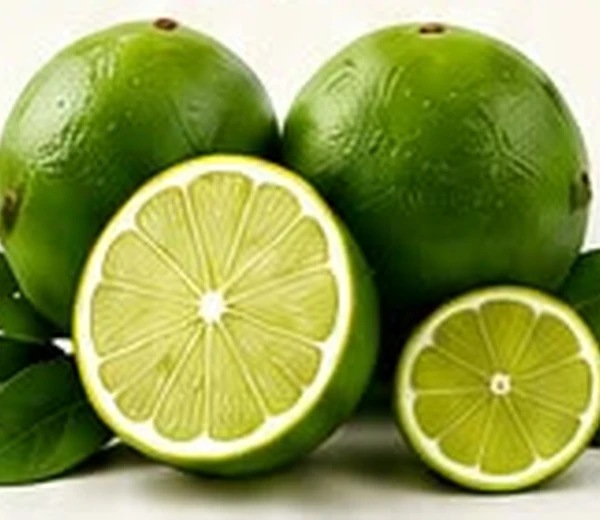 Limones verdes enteros y cortados