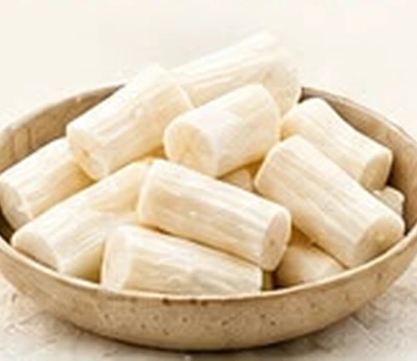 Yuca presentada en una fuente de madera